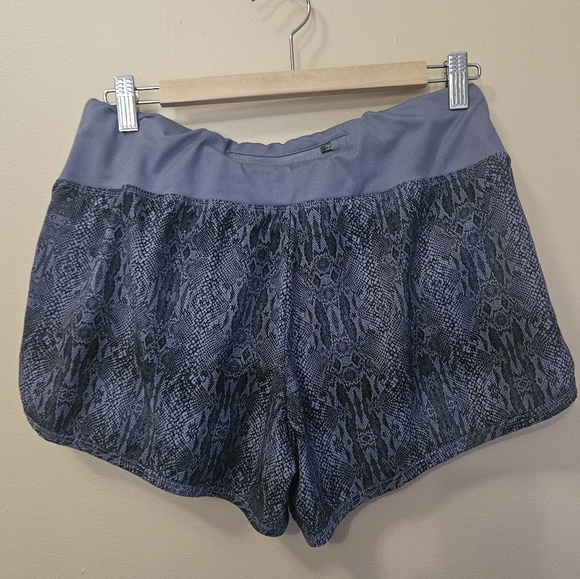 Road Runner Sports Women's Size L Gray Shorts Snake Skin Lining Back Pocket - Picture 2 of 6